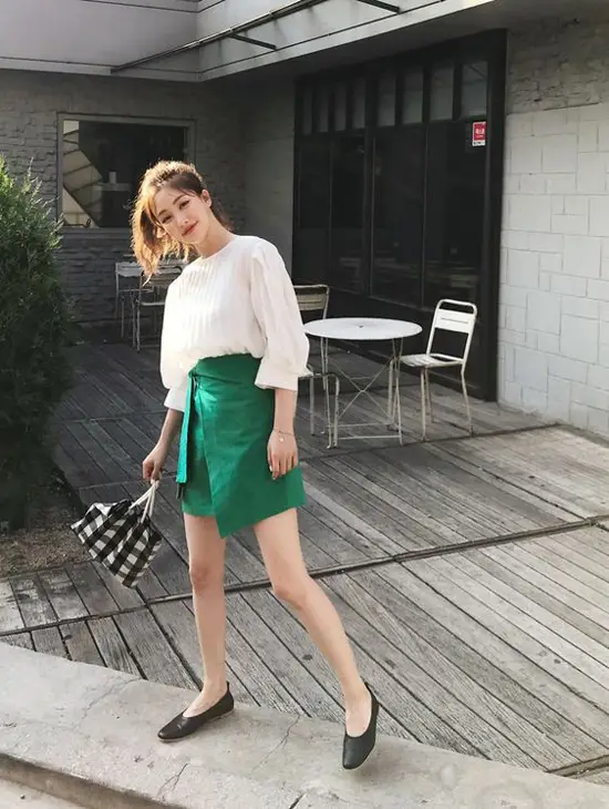 Trang phục màu đơn sắc dễ dàng mix-match cùng nhau để tạo nên tổng thể ưa nhìn cho phái đẹp làm việc nơi bàn giấy.