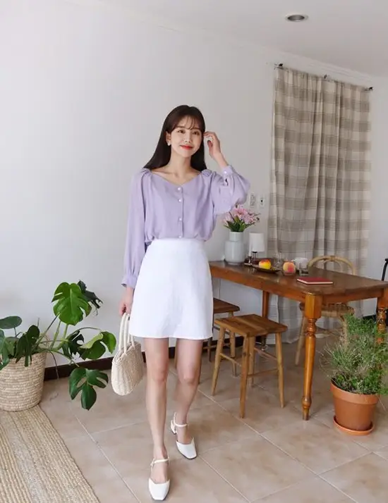 Chân váy cao qua gối vẫn có thể giúp chị em công sở có được nét thanh lịch khi đến văn phòng.