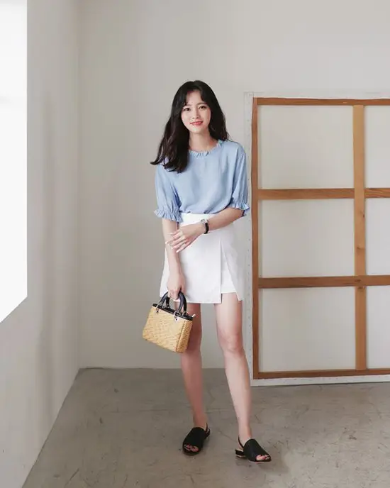 Sau sơ mi, các bạn gái có thể phối chân váy gợi cảm cùng các mẫu áo blouse trên chất liệu mềm nhẹ.