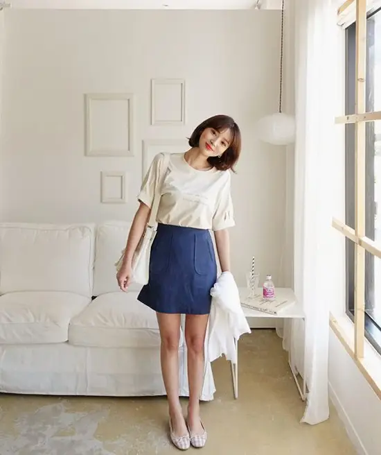 Song song với những set đồ tôn nét trang nhã, chân váy chữ A còn được phối hợp ăn ý cùng các kiểu áo thun trẻ trung.