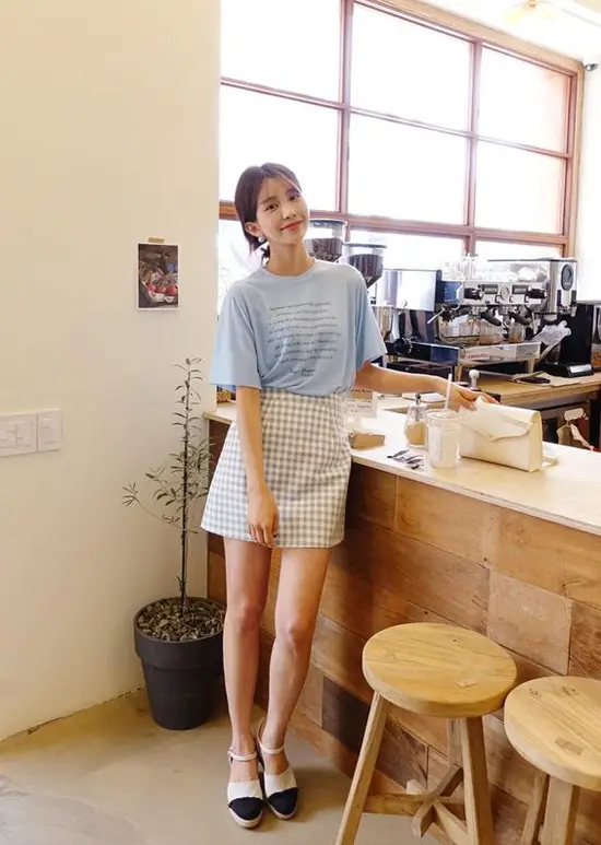 Khi không có quá nhiều thời gian để lựa chọn và mix-match trang phục đi làm, áo thun - váy ngắn là giải pháp hiệu quả.