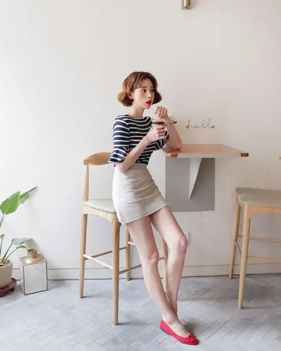 Áo thun kẻ sọc, chân váy cà phê sữa và giầy búp bê là set đồ vừa tiện lợi khi đi làm lại dễ sử dụng khi đi chơi.