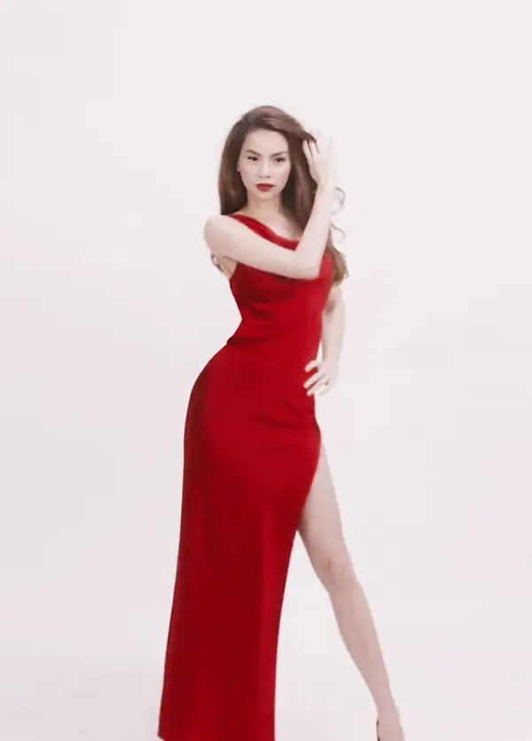 Hồ Ngọc Hà cũng chọn váy lụa của Trần Hùng để khoe vẻ đẹp sexy và hòa cùng trào lưu thịnh hành được mỹ nhân Việt ưa chuộng.