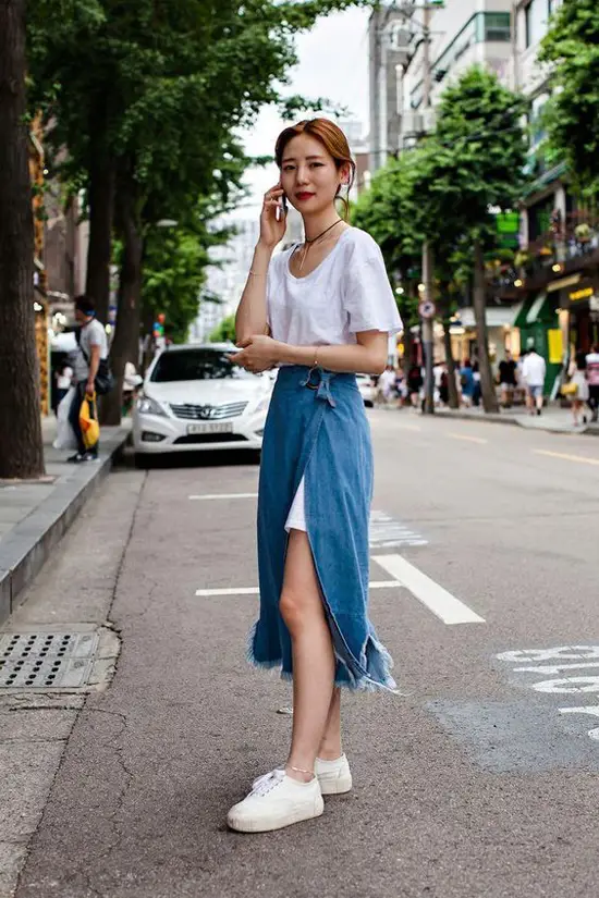 Jeans, denim trên những kiểu váy midi, đầm cài nút, váy xẻ cao hay quần suông cổ điển sẽ khiến người đẹp khoẻ khoắn và trẻ hơn tuổi.
