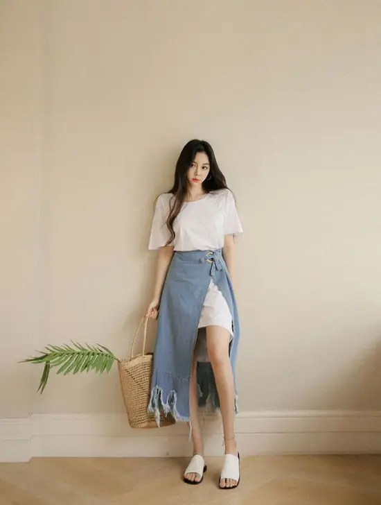 Ngoài các jeans quen thuộc, các nhà mốt còn mang tới trang phục thiết kế trên chất liệu vải denim sắc màu thời trang.