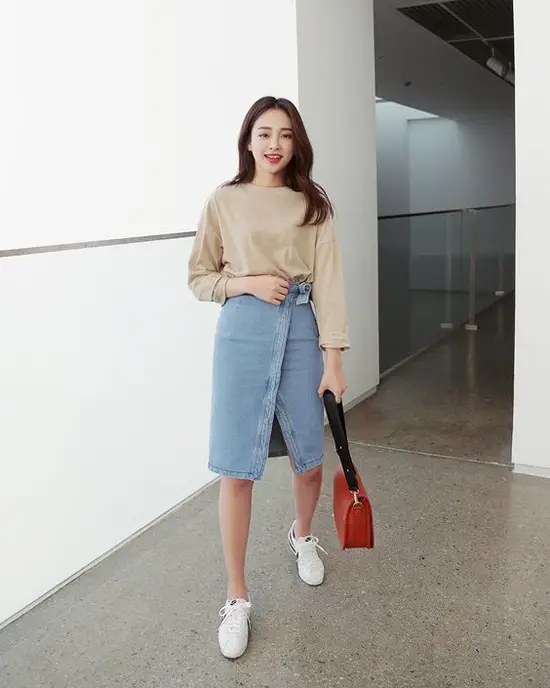 Chân váy xẻ denim xanh tiện lợi trong việc mix đồ được các fashionista Hàn Quốc yêu thích. Họ chọn chúng để phối cùng các kiểu áo thun đơn sắc, giầy thể thao, túi đep chéo hoặc các phụ kiện gần gũi với thiên nhiên.