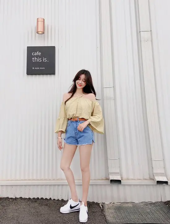 Vào những ngày nắng oi nồng, short jeans sẽ phát huy công dụng giúp bạn gái thoải mái. Nó còn hỗ trợ người mặc khoe khéo chân thon.