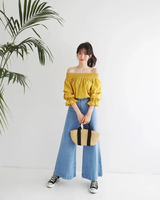 Quần jeasn ống suông và ống loe đang đánh dấu sự trở lại. Để lên đồ đáng yêu khi xuống phố, bạn gái có thể chọn áo trễ vai, giầy đế bệt và túi nan để mix đồ.