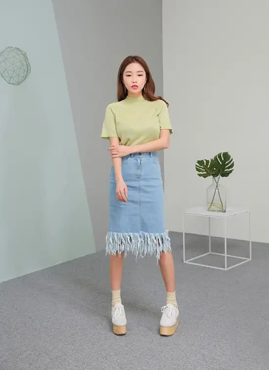 Chân váy jeans xé dành cho những cô nàng yêu sự phá cách. Kết hợp cùng kiểu chân váy này các nàng có thể chọn áo thun dáng cơ bản, áo hai dây hay sexy hơn nữa là các kiểu crop-top thịnh hành.