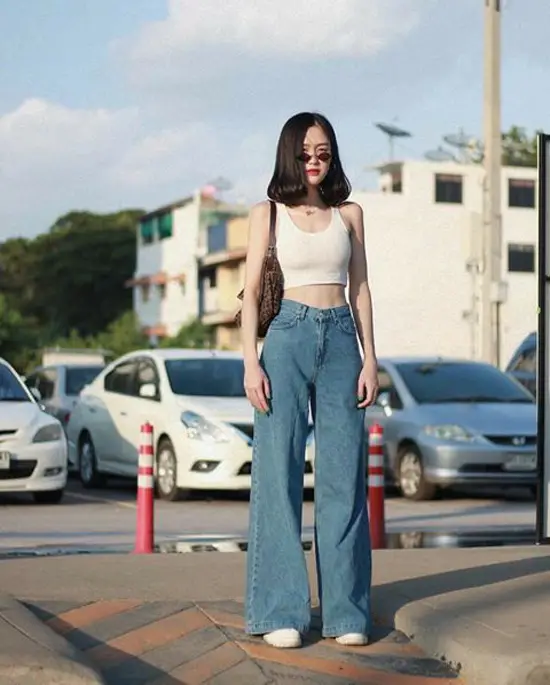 Áo hở eo, áo ba lỗ khó thể mặc đến văn phòng, vì thế khi đi cà phê cùng bạn bè vào dịp cuối tuần là dịp để trưng diện kiểu áo sexy này.