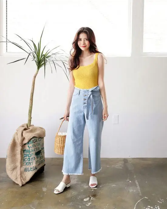 Set đồ vừa gợi cảm vừa cá tính với sự kết hợp giữa áo thun ba lỗ dáng ôm, quần jeans ống lửng trang trí đai vải. Vào mùa này, các nàng nên chọn thêm các kiểu sandal, dép slip on, túi mây tre để thể hiện sự sành điệu.