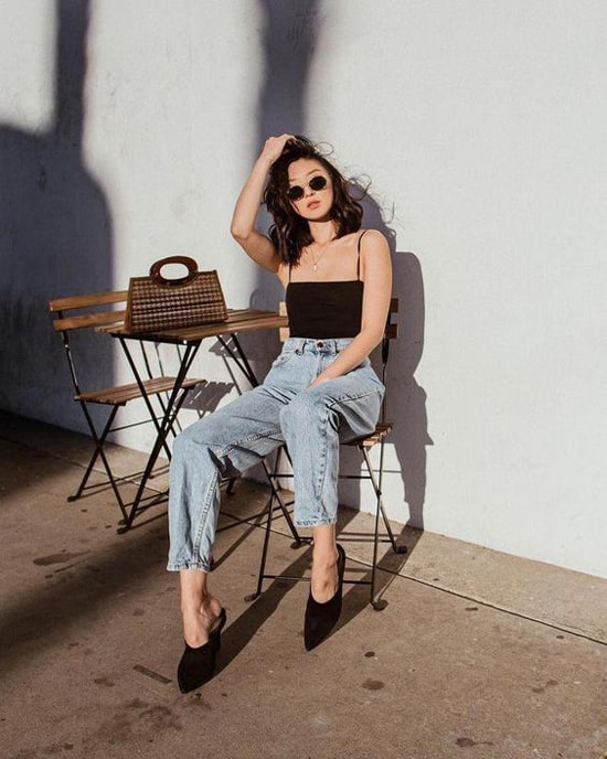 Đến văn phòng, jeans ống côn, jeans lưng cao có thể mix cùng sơ mi trắng. Nhưng khi đi chơi thì các kiểu áo hai dây, áo ống lại là lựa chọn hợp lý hơn.