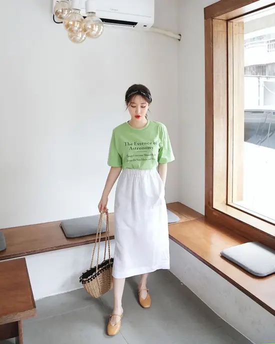 Váy midi là kiểu trang phục dài ngang bắp chân. Ngoài khả năng tôn nét thanh lịch cho phái đẹp, mẫu váy này còn che đi khuyết điểm của đôi chân.