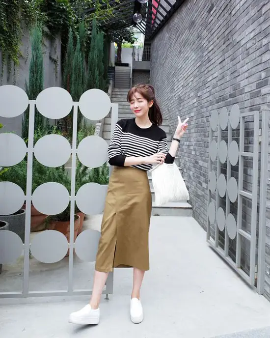 Chính sự đơn giản và tạo nên cảm giác thoải mái đã giúp chân váy midi được lòng phái đẹp. Hơn nữa, đây còn là trang phục giúp bạn gái có bắp đùi to che khuyết điểm hiệu quả.