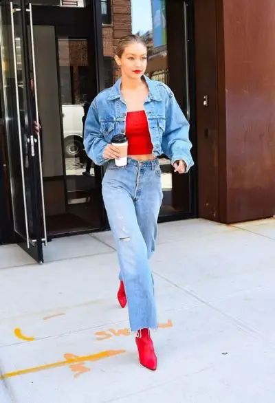 Với cả bộ denim