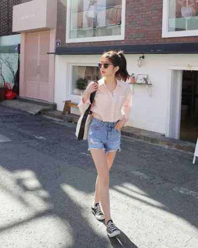Xuống phố vào những ngày cuối tuần, phái đẹp chỉ cần chọn sơ mi, short, giầy đế bệt cũng đủ thể hiện phong cách đơn giản nhưng không kém phần sexy.