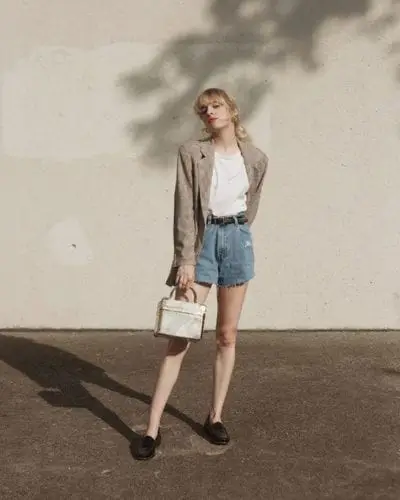 Ở mùa hè năm nay, jeans, áo thun basic và các kiểu áo khoác blazer dáng rộng là 3 món đồ thường được mix-match cùng nhau.