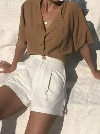 Short vải thô dáng siêu ngắn được phối hợp cùng các mẫu áo sơ mi dáng rộng, blouse cách điệu tôn nét thanh lịch và sexy cho người mặc.