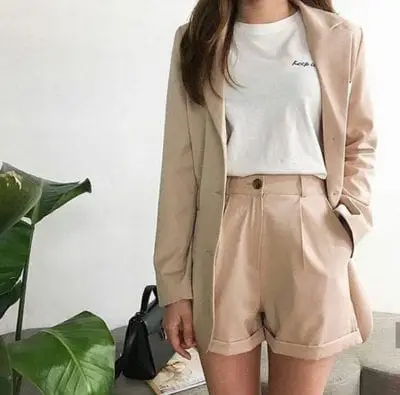 Diện suit ngắn cũng là mốt được phái đẹp lăng xê ở mùa mốt xuân hè 2019. Những kiểu áo khoác, short đồng bộ thường được xây dựng trên tông màu trung tính mang lại phong cách trang nhã.