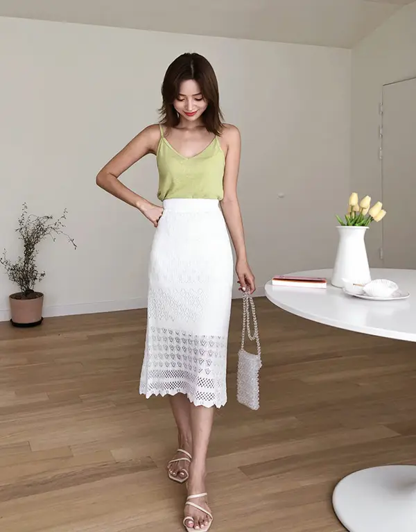 Một chất liệu khác cũng đem tới độ mềm là các sợi cotton được đan hoặc móc thành chân váy. Bạn có thể mặc chúng với áo hai dây khi đi chơi cùng bạn bè, đi dạo...