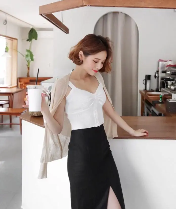 Áo hai dây màu trắng phối chân váy đen xẻ tà trước