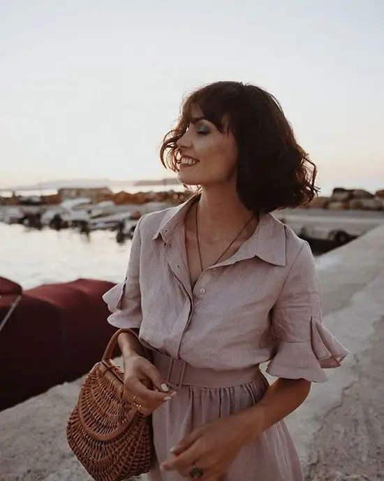 Ở mùa mốt năm nay, vải linen đang là 'từ khóa' hot nhất trong danh mục xu hướng thời trang hè. Các nàng cũng nên thêm vào vali của mình các mẫu áo sơ mi cách điệu, đầm xòe, chân váy, quần suông đúng mốt.