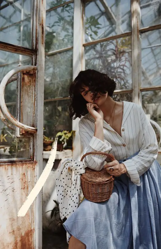 Set đồ đậm chất cổ điển cho các nàng là tín đồ của dòng thời trang vintage: Áo sơ mi cổ vest, phom rộng phối cùng chân váy xòe dáng midi.