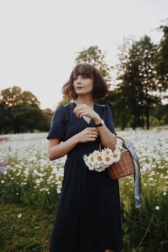 Váy vintage màu đơn sắc, kiểu dáng trang nhã là lựa chọn hợp lý khi bạn có ý định đến Đà Lạt. Trang phục nhẹ nhàng sẽ giúp người mặc có được những bức ảnh 'so deep' khi chụp ảnh ở những cánh đồng hoa nổi tiếng.