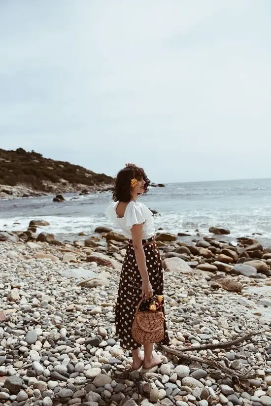 Đầm chấm bi theo phong cách retro những tưởng chỉ phù hợp với không gian ấm áp, sang trọng, song nó vẫn có thể sử dụng khi đến những vùng biển đẹp như Phan Thiết, Bình Thuận, Lý Sơn, Hạ Long, Côn Đảo.