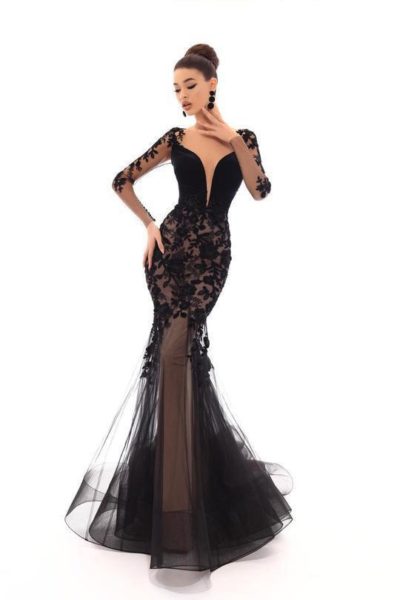 Nổi bật với đường viền cổ áo ảo giác với tay áo dài được cách điệu với những bông hoa đính đá kéo dài đến váy. Chiếc áo lót bằng nhung được cách điệu với lớp lót ngọt ngào và chi tiết với các nút được che và khóa kéo ở phía sau. Chiếc váy phô trương một hình bóng nàng tiên cá và kết thúc trong một chuyến tàu quét với đường viền lông ngựa
