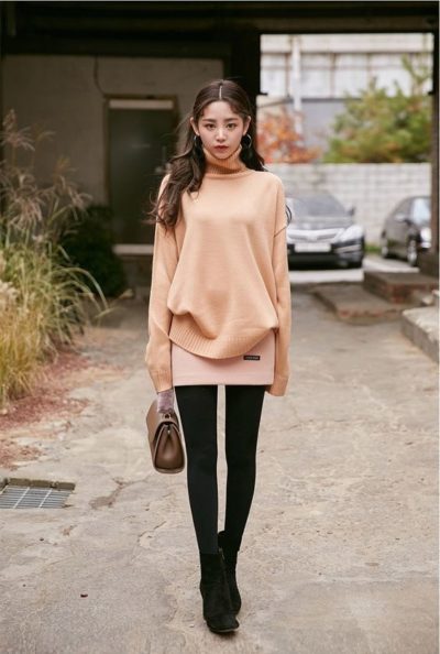 Áo cổ lọ và quần skinny