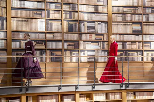 Người kế nhiệm Lagerfeld biến show Chanel Haute Couture thành thư viện khổng lồ