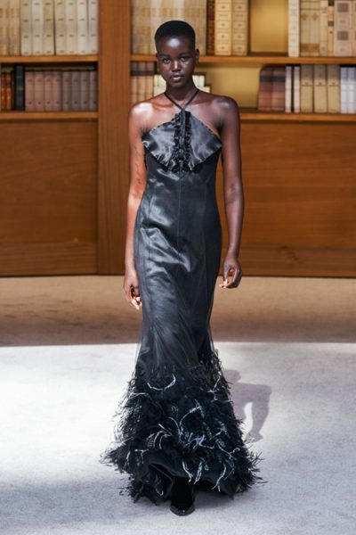 Người kế nhiệm Lagerfeld biến show Chanel Haute Couture thành thư viện khổng lồ - Ảnh 10