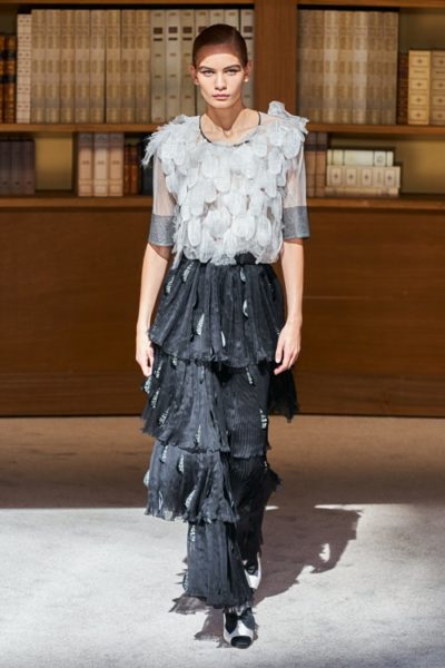 Người kế nhiệm Lagerfeld biến show Chanel Haute Couture thành thư viện khổng lồ - Ảnh 11
