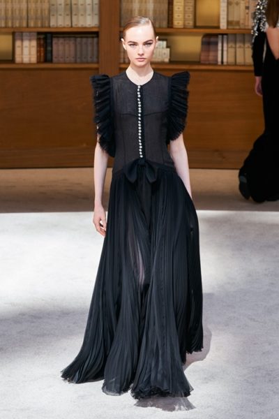 Người kế nhiệm Lagerfeld biến show Chanel Haute Couture thành thư viện khổng lồ - Ảnh 13
