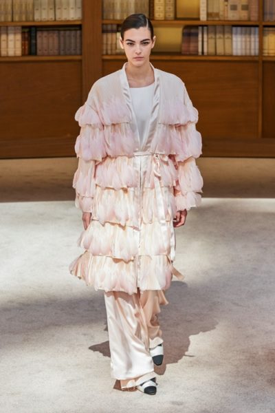 Người kế nhiệm Lagerfeld biến show Chanel Haute Couture thành thư viện khổng lồ - Ảnh 14