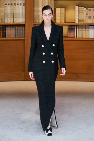 Người kế nhiệm Lagerfeld biến show Chanel Haute Couture thành thư viện khổng lồ - Ảnh 2