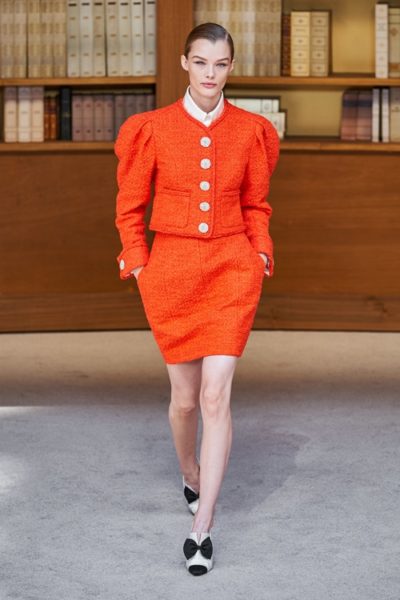 Người kế nhiệm Lagerfeld biến show Chanel Haute Couture thành thư viện khổng lồ - Ảnh 3