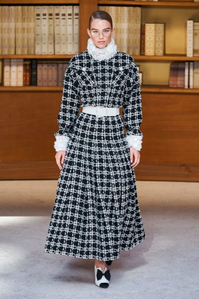 Người kế nhiệm Lagerfeld biến show Chanel Haute Couture thành thư viện khổng lồ - Ảnh 4