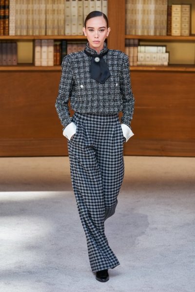 Người kế nhiệm Lagerfeld biến show Chanel Haute Couture thành thư viện khổng lồ - Ảnh 6