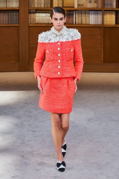 Người kế nhiệm Lagerfeld biến show Chanel Haute Couture thành thư viện khổng lồ - Ảnh 7