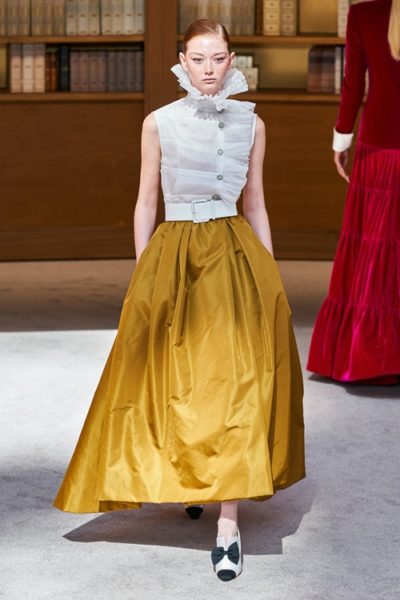 Người kế nhiệm Lagerfeld biến show Chanel Haute Couture thành thư viện khổng lồ - Ảnh 9