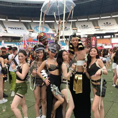 Táo bạo hơn là những bộ trang phục theo phong cách lính nhưng được các nàng biến tấu vô cùng sexy.