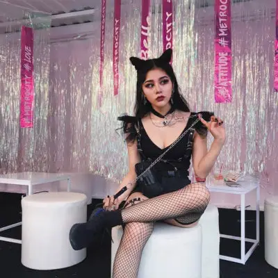 Trang phục chất lừ kết hợp cùng kiểu make-up ma mị và phụ kiện có phần “hấm hố” đã khiến cô nàng trông nổi-bân-bật.