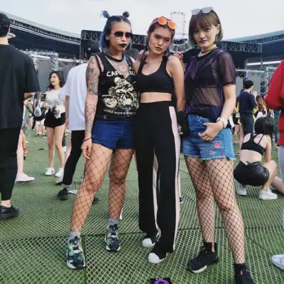 Tất lưới đi cùng quần short hay mini-skirt đều hoàn hảo. Style thời trang phá cách, chất lừ là tất cả những gì item này mang đến cho người mặc.