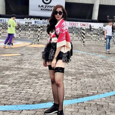 Một đôi tất lưới kết hợp cùng ren chính là sự kết hợp giữa sự phóng khoáng, cá tính song cũng rất nữ tính, quyến rũ đến vô cùng.