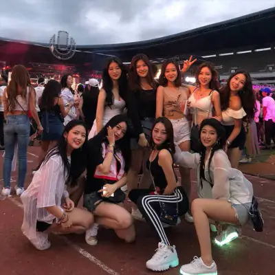 Giày sneaker luôn được xem là must-have item cho những buổi tiệc âm nhạc ngoài trời, để nàng nhún nhẩy vui say mà chẳng lo đau chân.