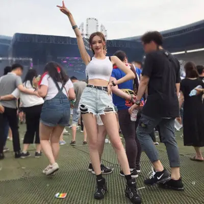 Combo outfit hoàn hảo nhất cho đêm nhạc hội có thể kể đến chính mà áo croptop + quần short jean.