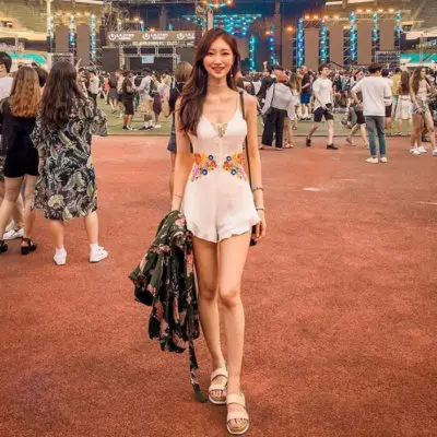 Jumpsuit cũng là một sự lựa chọn tuyệt vời không kém khi vừa mang đến sự thoải mái vừa biến hóa nàng thành cô gái thời thượng.