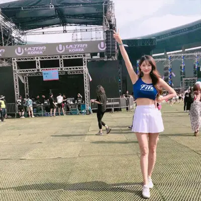 Tất nhiên cũng không thể thiếu chân váy tennis – item thời trang đặc trưng của giới trẻ Hàn Quốc.